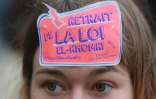 Une étudiante avec un autocollant demandant le retrait de la loi El Khomri sur la réforme du Code du travail lors d'une manifestation à Bordeaux le 31 mars 2016