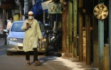 Un Indien porte un masque dans les rues de New Delhi, le 25 avril 2020 