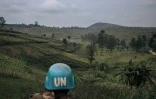 Un soldat de la mission des Nations unies en République démocratique du Congo (Monusco) observe une route le 19 décembre 2021, à 60 km de Bunia, la capitale de la province de l'Ituri au nord-est de la RDC