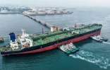 Un cargo décharge du pétrole brut importé au terminal pétrolier de Qingdao, dans la province du Shandong, dans l'est de la Chine, le 11 mai 2026