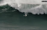 Emporté par une série de vagues gigantesques, un surfeur s'en sort de justesse