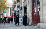 Des policiers devant l'entrée d'un hôtel résidence, rue Tronchet à Paris, le 3 octobre 2016 où la star américaine Kim Kardashian a été victime d'un braquage spectaculaire