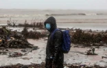 Un homme marche sur une plage après le passage de l'ouragan Iota à Bilwi (Nicaragua) le 16 novembre 2020