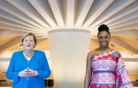 La chancelière allemande Angela Merkel et l'écrivaine nigériane Chimamanda Ngozi Adichie le 8 septembre 2021 à Düsseldorf, en Allemagne
