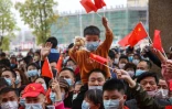Des habitants de Xiaogan, dans la province du Hubei, disent au-revoir aux équipes médicales venues en renfort d'autres province chinoises, le 23 mars 2020