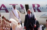 Le ministre irakien des Affaires étrangères Fouad Hussein (d) acccueille l'émir du Qatar cheikh Tamim ben Hamad Al-Thani à son arrivée à Bagdad avant le 34e sommet de la Ligue arabe, le 17 mai 2025