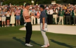 Le Nord-Irlandais Rory McIlroy (à droite) salue l'Anglais Justin Rose à la fin du Masters de golf d'Augusta, aux Etats-Unis, le 13 avril 2025