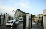Des piĂ©tons et automobilistes circulent pour la première fois sans contrĂ´les frontaliers depuis La LĂnea de la ConcepciĂłn, en Espagne, vers le territoire britannique de Gibraltar, le 15 juillet 2026