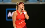 La Bélarusse Aryna Sabalenka, 2e mondiale, lors de sa défaite, 5-7, 6-2, 7-6 (10/7), face à l'Estonienne Kaia Kanepi, en 8e de finale de l'Open d'Australie, le 24 janvier 2022 à Melbourne