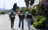 Des policiers arrivent à l'hôtel Formule 1 où Xavier Dupont de Ligonnès aurait séjourné, le 22 avril 2011 à Roquebrune-sur-Argens, dans le Var