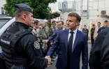 Le président Emmanuel Macron serre la main d'un gendarme le 23 mai 2024 à Nouméa