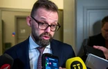 Bjorn Hurtig, l'avocat de Jean-Claude Arnault, parle à la presse au premier jour du procès en appel à Stockholm, le 12 novembre 2018