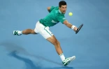 Le Serbe Novak Djokovic tente de retourner un revers face à l'Allemand Alexander Zverev, en quart de finale de l'Open d'Australie, le 16 février 2021 à Melbourne