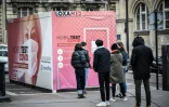 Des personnes attendent pour se faire tester au Covid-19, le 23 décembre 2021 à Paris