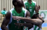 DeMario Mayfield (g) sous les couleurs de son club du Pétrole lors d'un match de championnat d'Irak contre le club de la Compagnie aérienne, le 7 décembre à Bagdad