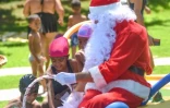 Le Port : le père Noël fait une escale à la piscine