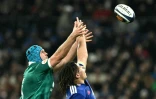 Le deuxième ligne irlandais Tadhg Beirne (D) et le deuxième ligne français Mickael Guillard au duel sur une touche, à Saint-Denis, le 5 février 2026