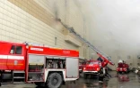 Photo obtenue auprès du ministère russe des Situations d'urgence le 25 mars 2018 montrant des camions de pompiers luttant contre un incendie dans un centre commercial de Kemerovo en Sibérie occidentale