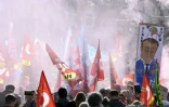 Des manifestants attendent l'arrivée du président Emmanuel Macron, à Ganges (Hérault), le 20 avril 2023 ( AFP / Sylvain THOMAS )