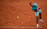 Rafael Nadal au service contre le Belarus Egor Gerasimov sur le court central pour son entrée à Roland-Garros, le 28 septembre 2020