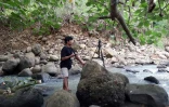 Le YouTubeur Siswanto enregistre une video, le 16 juin 2021 à Banyuwangi, en Indonésie