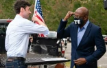Les candidats démocrates au Sénat américain Jon Ossoff (à gauche) et Raphael Warnock se saluent lors d'un meeting électoral à Duluth, près d'Atlanta, en Géorgie, le 24 octobre 2020