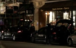 Policiers à l'entrée du périmètre de sécurité, après l'attaque au couteau qui a fait deux morts dont l'assaillant, à Paris le 12 mai 2018