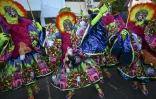 Le groupe de carnaval de rue Bolo Doido défile dans le quartier de Deodoro, dans la banlieue de Rio de Janeiro, le 10 février 2024 au Brésil