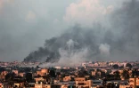 De la fumée s'élève au-dessus de Khan Younès, dans le sud de la bande de Gaza, pendant un bombardement israélien, le 18 février 2024