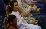 Aung San Suu Kyi (au c.) et le président birman Htin Kyaw (à sa gauche) assistent à l'ouverture de la conférence de paix le 31 août 2016 à Naypyidaw