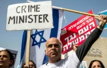 Des Israéliens manifestent contre le Premier ministre Benjamin Netanayhu, dont la police a recommandé l'inculpation dans des affaires de corruption, lors d'une protestation à Tel-Aviv le 16 février 2018 