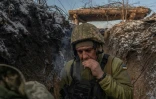 Un soldat ukrainien de la 41e brigade dans une tranchée près de la ligne de front à Kupiansk, dans la région de Kharkiv, le 23 janvier 2024