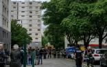 Des policiers et des pompiers sur le site d'un incendie qui s'est déclaré dans un immeuble résidentiel à Décines-Charpieu, en périphérie de Lyon, le 11 mai 2026