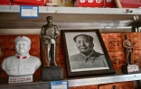 Des objets à l'effigie de Mao Zedong en vente dans une boutique de souvenirs à Dazhai, dans la province du Shanxi, le 19 août 2026 dans le nord de la Chine