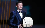 L'attaquant polonais du Bayern Munich Robert Lewandowski après avoir reçu le trophée de meilleur attaquant à la cérémonie du Ballon d'Or France Football 2021 au Théâtre du Châtelet à Paris le 29 novembre 2021