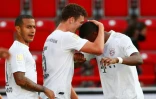 Le défenseur français du Bayern Munich, Benjamin Pavard (c), exulte après son but sur le terrain de l'Union Berlin, en Bundesliga, le 17 mai 2020