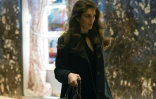Hope Hicks arrive à la Trump Tower, à New York, le 16 décembre 2016, pour y rencontrer Donald Trump peu après sa victoire à la présidentielle