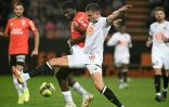 L'attaquant nigérian de Lorient, Terem Moffi, à la lutte avec le défenseur néerlandais de Lille, Sven Botman, lors de la 5e journée de Ligue 1, le 10 septembre 2021 au Stade du Moustoir