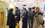 Des clients font la queue pour vendre leurs bijoux en or dans un distributeur automatique à Shanghai, en Chine, le 29 janvier 2026