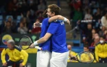 Le paire française Pierre-Hugues Herbert (g) et Nicolas Mahut après sa victoire dans le double face à l'Equateur en Coupe Davis, le 5 mars 2022 à Pau