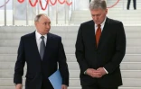 Le président russe Vladimir Poutine et son porte-parole Dmitri Peskov (D) le 26 décembre lors d'une réunion dans la région de Leningrad (nord-ouest)
