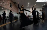 Le danseur de flamenco Joaquin Cortes (g) avec ses danseurs lors d'une répétition de son spectacle "Esencia", à Madrid le 10 décembre 2020