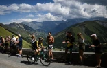 Le Néerlandais Steven Kruijswijk échappé seul en tête dans le Col de la Croix de Fer lors de la 12e étape du Tour de France, le 19 juillet 2018 