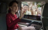 Aung San Suu Kyi en route pour le bureau de vote le 8 novembre 2015 à Rangoun