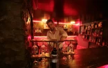Un barman prépare des cocktails alcoolisées dans un bar de Qamichli, dans le nord-est de la Syrie, le 18 août 2026