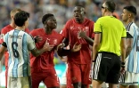 Le Suisse Breel Embolo (N.7) conteste son exclusion lors du quart de finale du Mondial face Ă l'Argentine, le 11 juillet 2026 Ă Kansas City