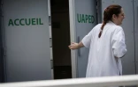 Céline Cazaux, infirmière, sort de l'unité d'accueil pour enfants en Danger (Uaped) installée dans le centre hospitalier sud francilien (CHSF) à Corbeil-Essonnes, près de Paris, le 30 juin 2026