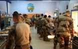 Des soldats français au restaurant de la base de Gao, au Mali, le 5 décembre 2021