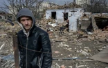 un homme se tient devant une maison détruite par les forces russes à Bachtanka près de Mykolaïv, sud de l'Ukraine, le 27 mars 2022