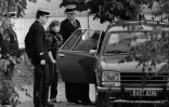 Murielle Bolle escortée par des policiers, le 7 novembre 1984 à Lépanges-sur-Vologne, dans les Vosges